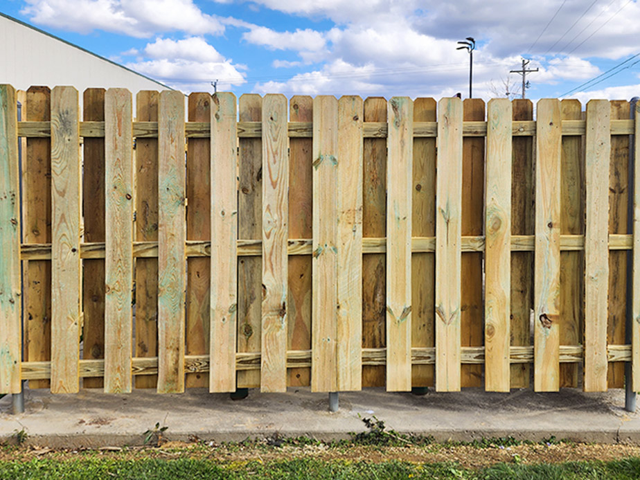 Wood fence contractor in the Oneida Tennessee area.