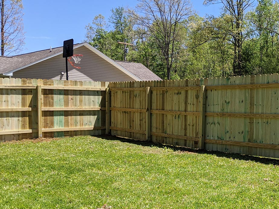 Oak Ridge Tennessee wood privacy fencing